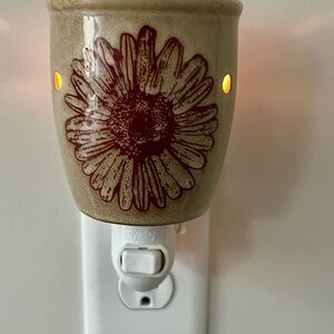 Scentsy Sunflower retired plug in warmer. Tan red sunflower